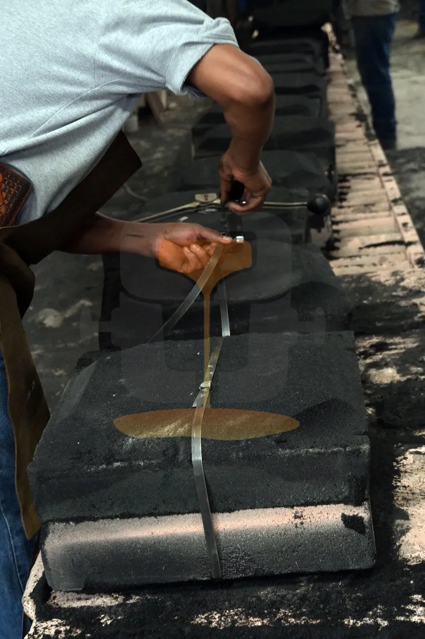 Tying molds on the line