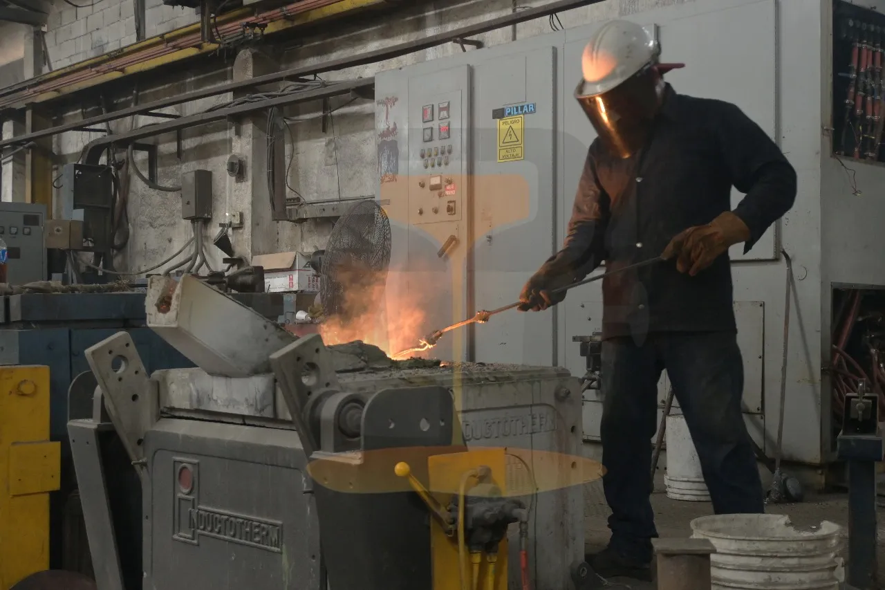 Trabajador operando horno